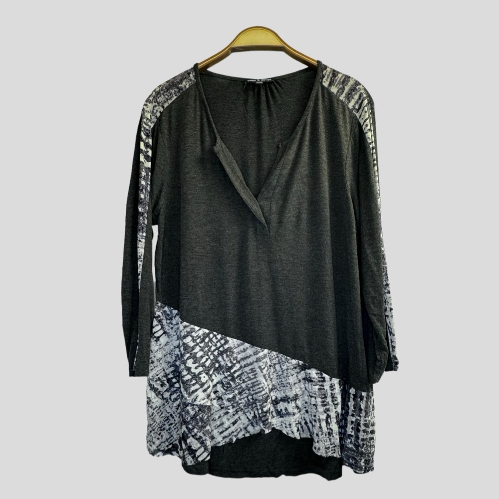Women's Top XL Plunging Neckline Long Sleeve White Gray Print Detail Longline